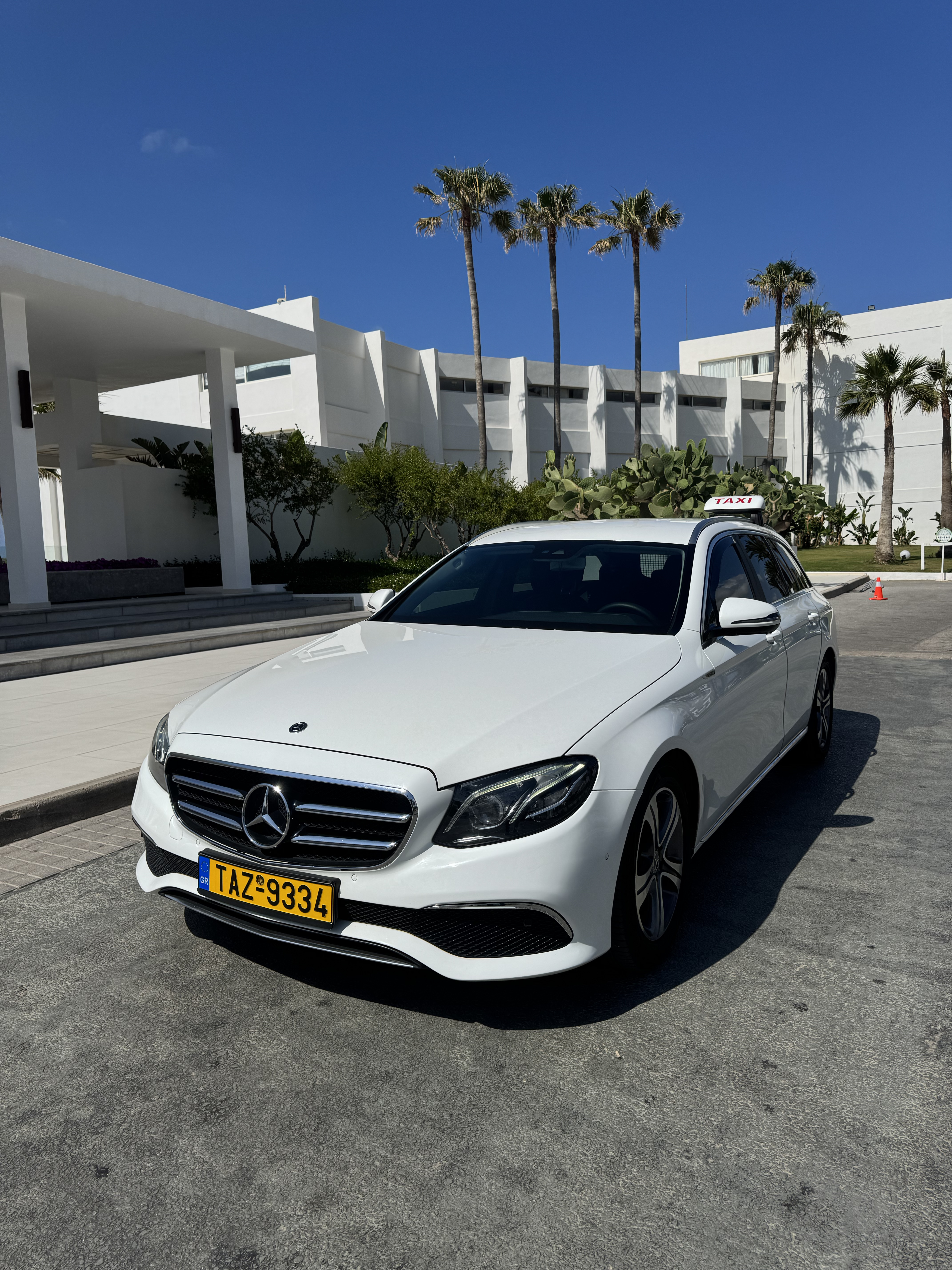 TaxiCretanTransfers Mercedes car front view